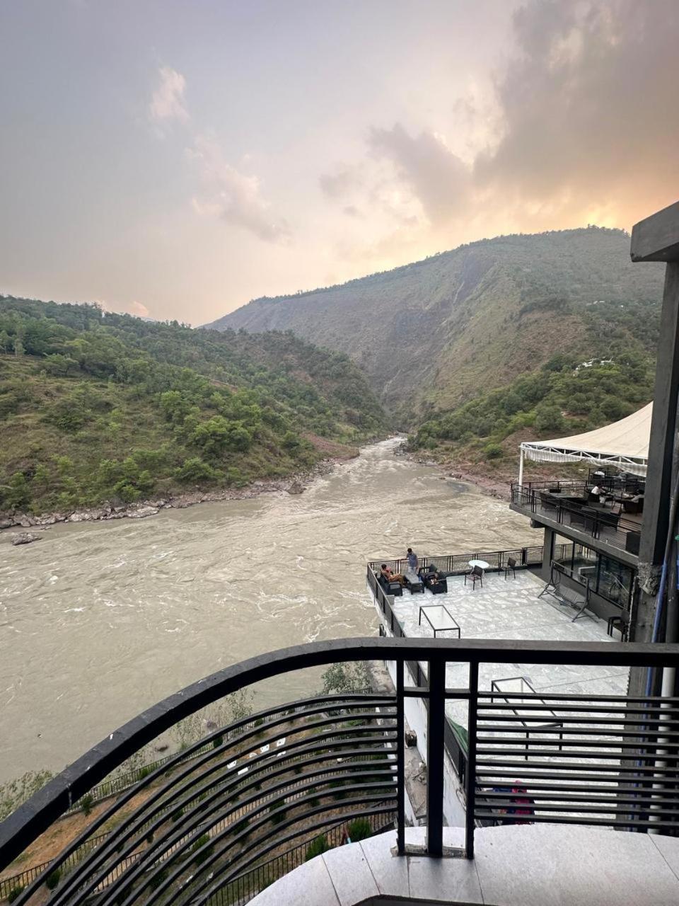 Hotel La Orilla Muzaffarabad Exterior photo